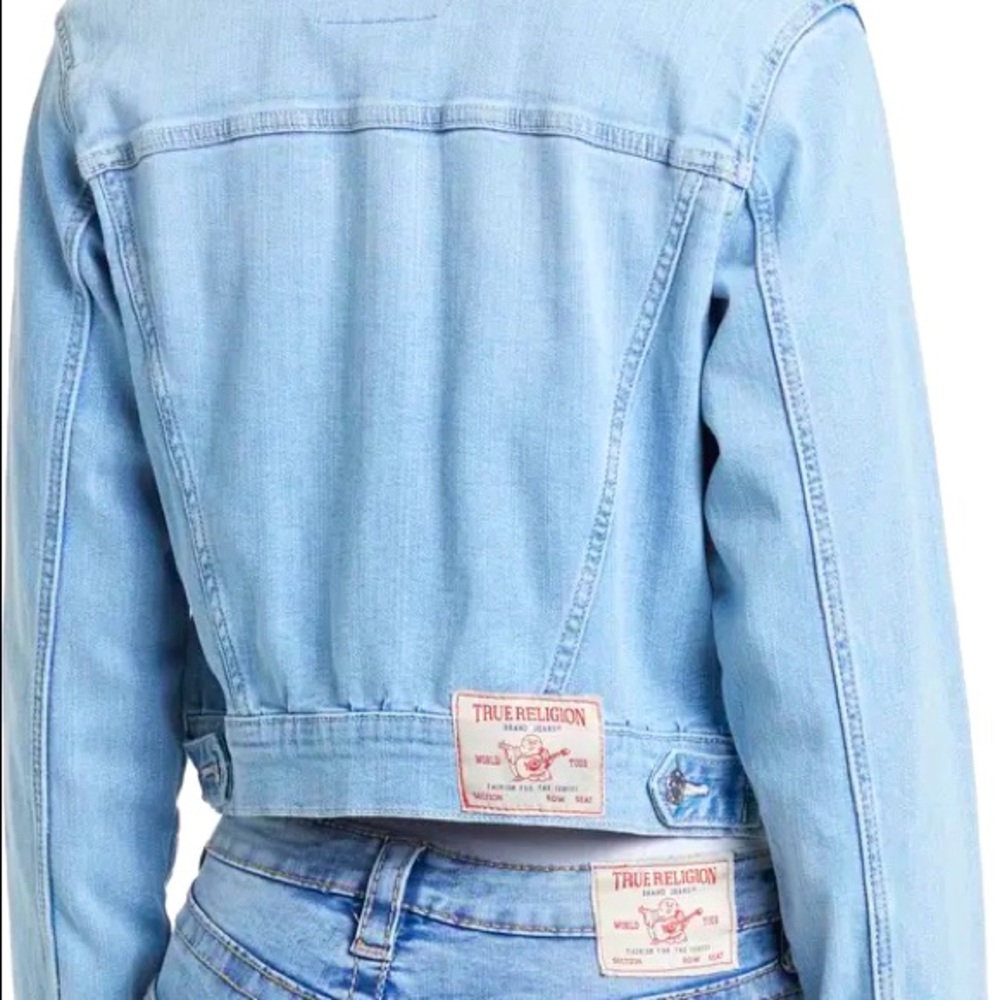 NWT True Religion Fitted Crop Trucker Jean Jacket Light Wash Size Medium - Picture 3 of 6